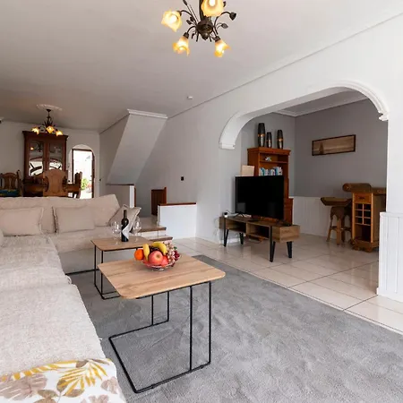 Tricia 6 Bedroom Americas Villa